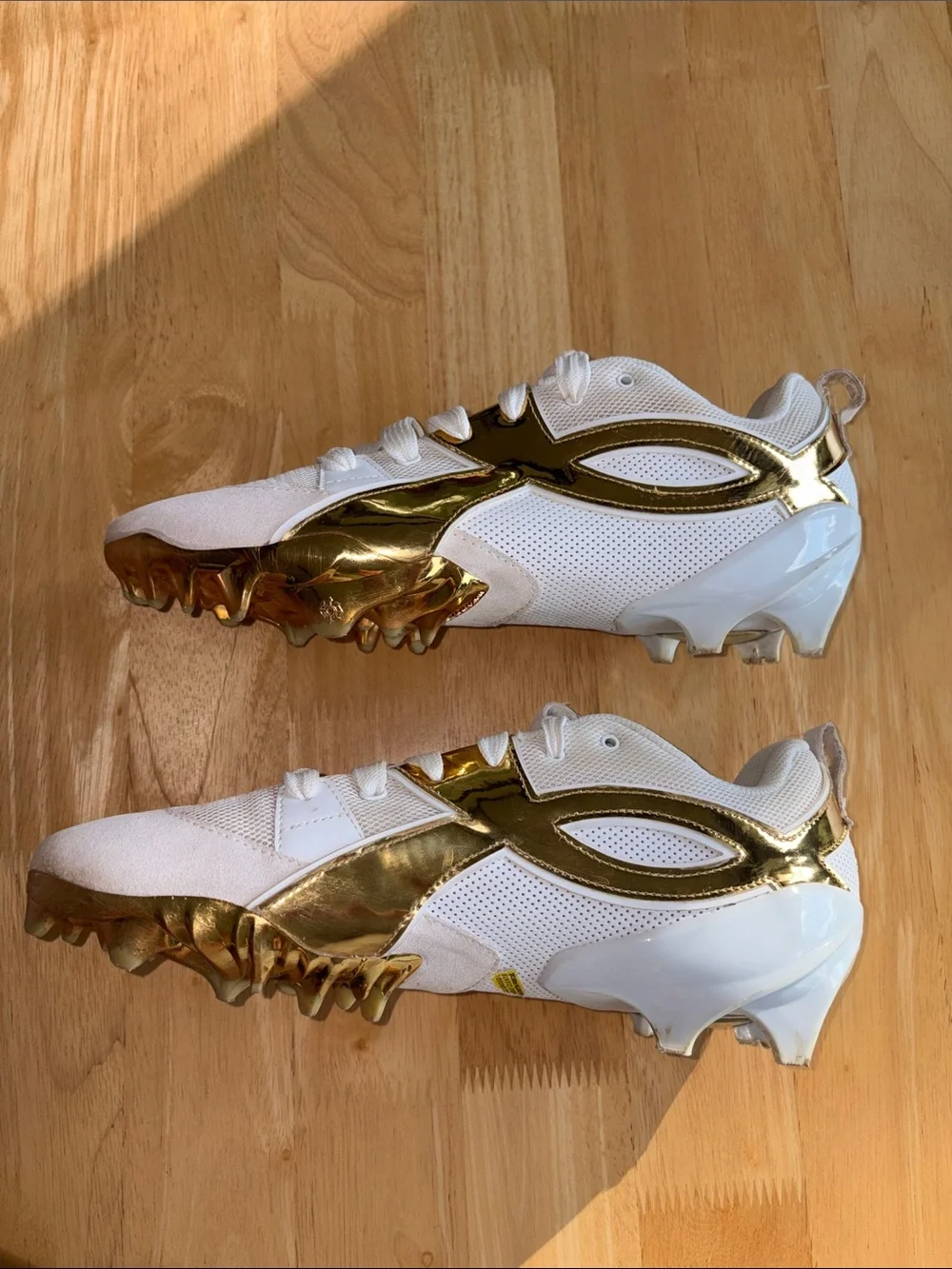 🏈 UA Spotlight HOVR Icon Low Football Cleats. Gold and White. Size 11. EUC